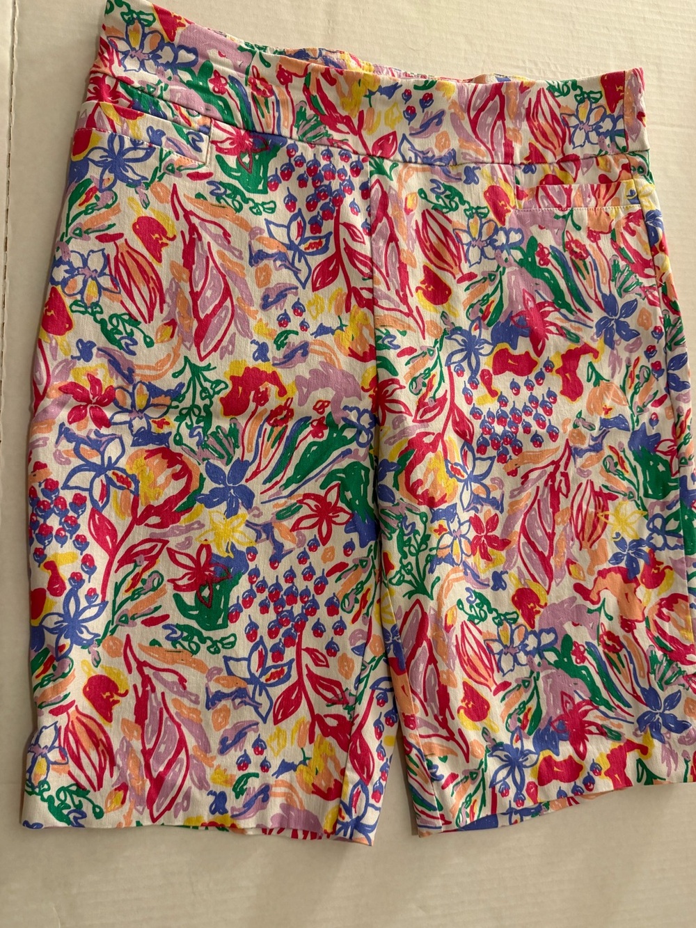 Size 12 Wms. Kim Rogers Bright Floral Bermuda shorts. Elastic waistband.